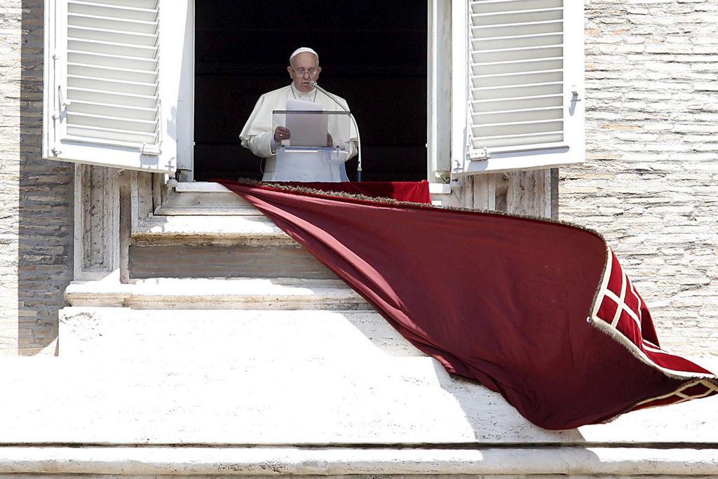 El Sumo Pntífice desde la ventana del Apartamento Pontificio.