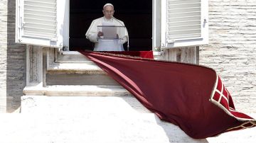 El Sumo Pntífice desde la ventana del Apartamento Pontificio.