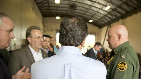 El  embajador de EEUU en México, Anthony Wayne (segundo izq.) y el secretario de Relaciones Exteriores mexicano, José Antonio Meade (espaldas) atienden  el problema de los menores migrantes, al fondo.