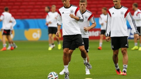 Los jugadores alemanes se entrenan de cara al duelo frente a los 'Zorros del Desierto'.
