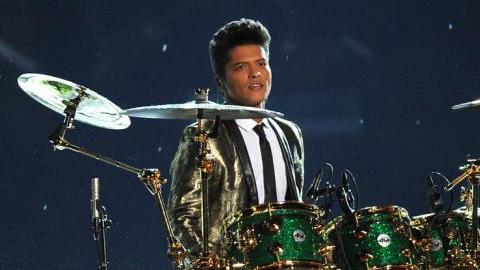 Algunos de los temas más populares del extrovertido Bruno Mars han sido utilizados por los médicos de la joven.