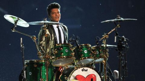 Algunos de los temas más populares del extrovertido Bruno Mars han sido utilizados por los médicos de la joven.