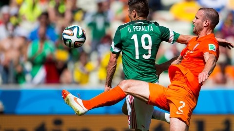 Oribe Peralta pelea el esférico con Ron Vlaar en el juego de octavos de Final.