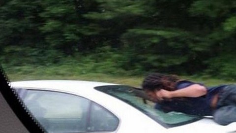 El hombre iba en la parte trasera del vehículo mientras la conductora manejaba muy por encima del límite de velocidad que es de 55 millas por hora.