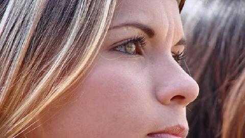 Cuida tu rostro de esas manchas que aparecen con el tiempo o con las inclemencias del tiempo.