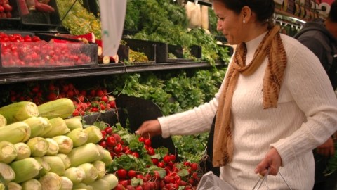 Lavar correctamente frutas y verduras es fundamental para evitar estas enfermedades.