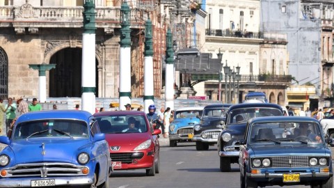 Los automóviles que circulan por La Habana son muy antiguos.