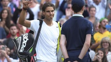 Rafa  Nadal se despide del público en  All England Lawn tras ser eliminado de Wimbledon.