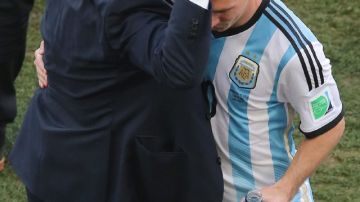 El técnico Alejando Sabella felicita a Leo Messi.