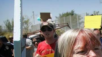 Lupillo desafió los insultos de los grupos anti inmigrantes.