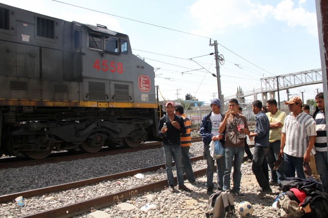 Migrantes centroamericanos esperan en Tultitlán para abordar a 'La Bestia'.