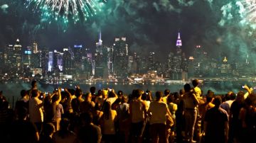 Una de las principales tradiciones para celebrar el 4 de julio, sin importar el lugar son los espectáculos de  fuegos artificiales, en cuanquier ciudad grande o pequeña.