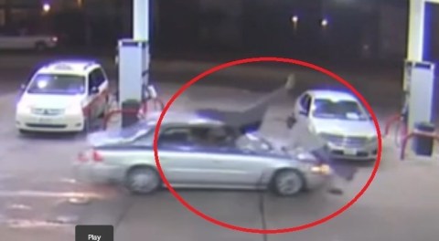 En lo que parece ser una acción deliberada, la conductora pasó por encima de los dos hombres y luego se dio a la fuga.
