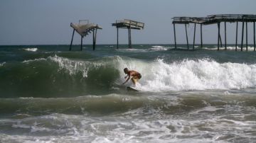 El CNH advierte también que las marejadas generadas por el huracán Arthur están afectando a sectores de la costa este central de Florida y Carolina del Sur, provocando peligrosas corrientes de resaca y grandes olas.