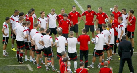 El técnico de Alemania, Joachim Löw, habla a sus jugadores antes de iniciar la práctica de ayer en Río de Janeiro.