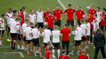 El técnico de Alemania, Joachim Löw, habla a sus jugadores antes de iniciar la práctica de ayer en Río de Janeiro.