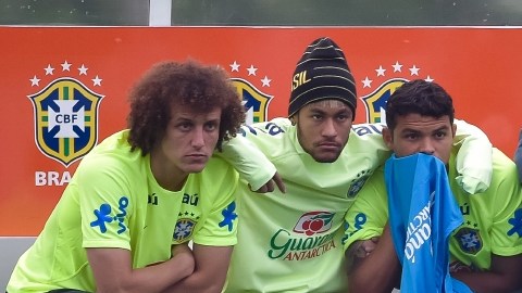 Luiz Felipe Scolari da instrucciones a sus tres estrellas: David Luiz, Neymar y Thiago Silva.
