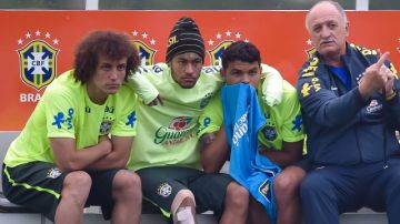 Luiz Felipe Scolari da instrucciones a sus tres estrellas: David Luiz, Neymar y Thiago Silva.