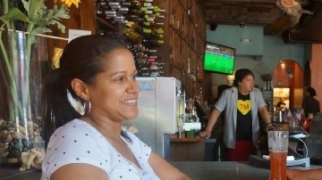 Los dominicanos Kenia Castillo (42) y Henry González (43) son los dueños de Tapas Tin Marín.