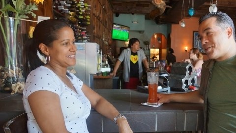 Los dominicanos Kenia Castillo (42) y Henry González (43) son los dueños de Tapas Tin Marín.