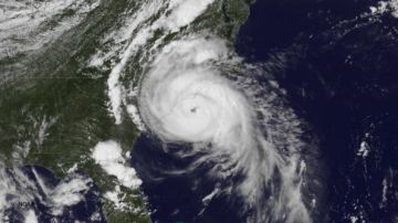 El huracán Arthur continúa desplazándose a lo largo de la costa este de EEUU.