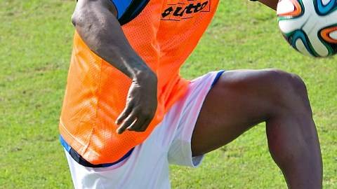 Joel Campell controla el balón durante  la practica de ayer de la selección de Costa Rica.