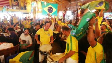 GLENDALE, CA-070414-  Brazilian football fans celebrate their victory over colombia at Gauchos Village restaurant in Glendale.  Photo by J. Emilio Flores/La Opinion