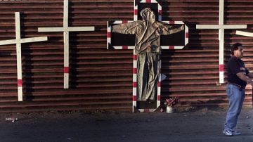 En la frontera en Tijuana se han colocado a lo largo del muro que divide México y Estados Unidos varias cruces como un monumento a las víctimas fallecidas tratando de cruzar.