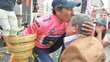 El ciclista colombiano Nairo Quintana besa a su padre tras ganar el pasado Giro de Italia.