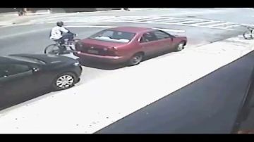Imágenes de cámaras de seguridad muestran al ciclista mientras escapa de la escena en el velocípedo.