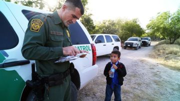 Un oficial de CBP verifica el certificado de nacimiento de Alejandro.