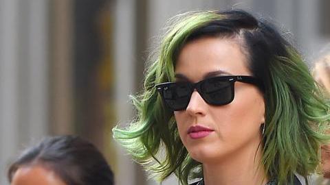 Katy intenta mantener el colorido y los diseños alegres de su adolescencia a la hora de escoger el vestuario de su gira 'Prismatic World Tour'.