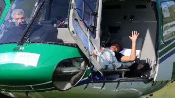 Neymar se despide de sus compañeros al abordar el helicóptero que lo trasladó de  Teresópolis a Sao Paulo.