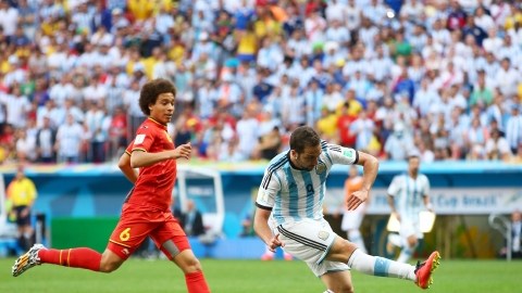 Gonzalo Higuaín (centro) anota el único gol en el partido entre Argentina y Bélgica que clasificó a la albiceleste.