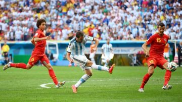 Gonzalo Higuaín (centro) anota el único gol en el partido entre Argentina y Bélgica que clasificó a la albiceleste.