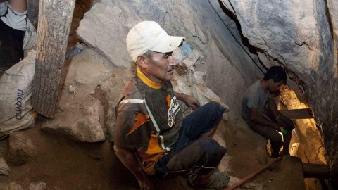 Obreros, amigos y familiares de los ocho  mineros atrapados en una mina que se derrumbó participaron en las labores de rescate en la  comunidad de San Juan Arriba, en el sur de Honduras.