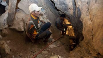 Obreros, amigos y familiares de los ocho  mineros atrapados en una mina que se derrumbó participaron en las labores de rescate en la  comunidad de San Juan Arriba, en el sur de Honduras.