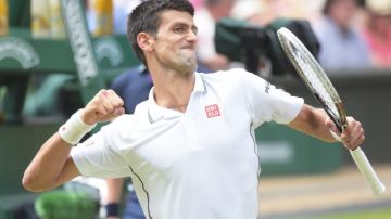 Novak Djokovic celebra a rabiar un punto ante Roger Federer en la final de Wimbledon.