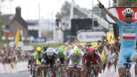 El italiano  Vincenzo Nibali cruza victorioso la meta tras ganar la segunda etapa del Tour.