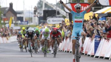 El italiano  Vincenzo Nibali cruza victorioso la meta tras ganar la segunda etapa del Tour.