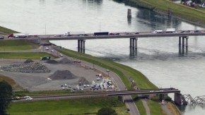 Peligra la reconstrucción del puente  sobre el río Skagit en la carretera Interestatal 5 que conecta Seattle que colapsó el año anterior en pleno tráfico.