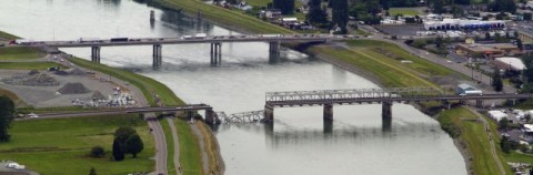 Peligra la reconstrucción del puente sobre el río Skagit en la carretera Interestatal 5 que conecta Seattle que colapsó el año anterior en pleno tráfico.