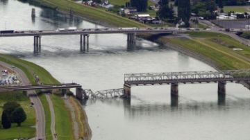 Peligra la reconstrucción del puente  sobre el río Skagit en la carretera Interestatal 5 que conecta Seattle que colapsó el año anterior en pleno tráfico.