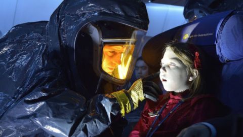 Cory Stoll (tras la máscara) es la estrella de 'The Strain', creada por el cineasta mexicano Guillermo del Toro.