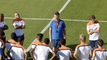 Louis Van Gaal escucha a sus jugadores durante una práctica en el Estadio Gavea.