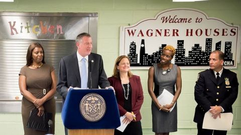 NYPD desplegará un contingente adicional de 700 agentes para patrullar las viviendas públicas.
