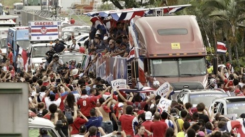 Miles de aficionados formaron una valla humana en las calles de San José para recibir a su selección.