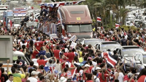 Miles de aficionados formaron una valla humana en las calles de San José para recibir a su selección.