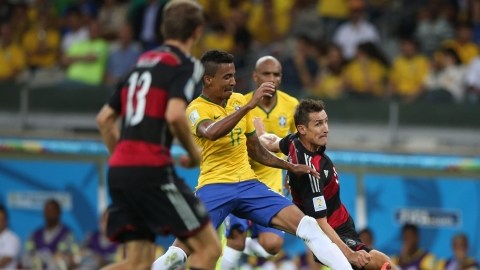 Miroslav Klose (centro) anota el segundo gol de Alemania y el número dieciséis de su carrera en los mundiales para  quedar como máximo anotador de la historia.