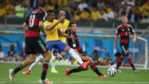 Miroslav Klose (centro) anota el segundo gol de Alemania y el número dieciséis de su carrera en los mundiales para quedar como máximo anotador de la historia.